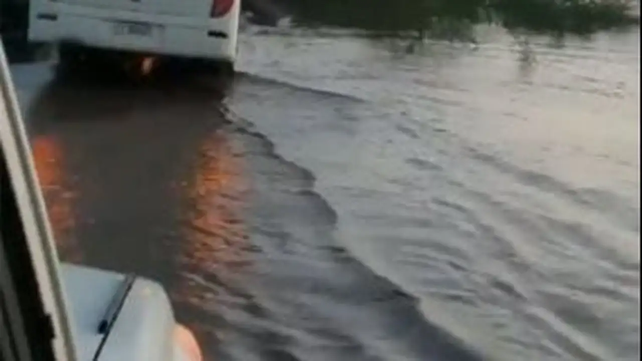 اضطراب حركة السفر.. عواصف نيوزيلندا تشل حركة الطيران والقطارات في البلاد